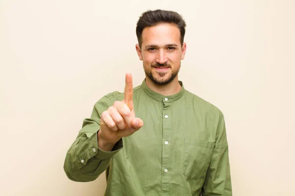 Jovem Bonito Homem Sorrindo Orgulhosamente Confiantemente Fazendo Número Pose Triunfante — Fotografia de Stock