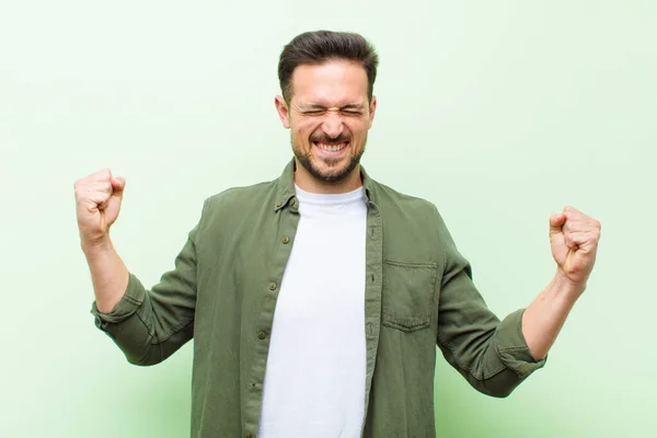 Jonge Knappe Man Kijkt Zeer Gelukkig Verrast Vieren Succes Schreeuwen — Stockfoto