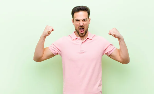 Jovem Bonito Homem Gritando Agressivamente Com Uma Expressão Irritada Com — Fotografia de Stock