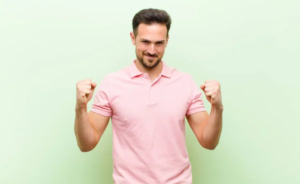 Jovem Homem Bonito Sentindo Feliz Positivo Bem Sucedido Celebrando Vitória — Fotografia de Stock