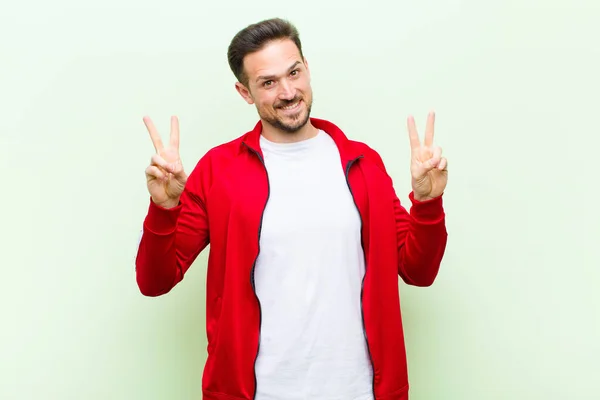 Jovem Homem Bonito Esportes Monitor Sorrindo Olhando Feliz Amigável Satisfeito — Fotografia de Stock