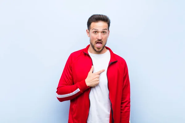 Young Handsome Sports Man Monitor Looking Shocked Surprised Mouth Wide — Stock Photo, Image