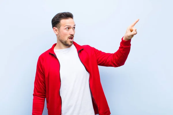 Joven Guapo Deportista Monitor Siente Sorprendido Sorprendido Apuntando Mirando Hacia — Foto de Stock