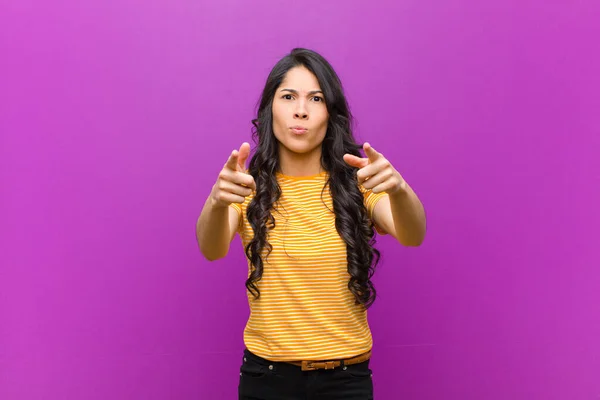Junge Hübsche Lateinamerikanische Frau Zeigt Mit Beiden Fingern Und Wütendem — Stockfoto