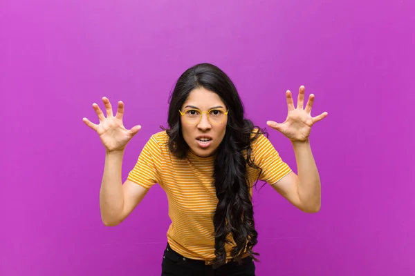 Молодая Красивая Латиноамериканка Кричащая Панике Гневе Шокированная Испуганная Ярости Руками — стоковое фото
