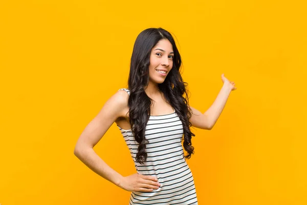Junge Hübsche Lateinamerikanische Frau Fühlt Sich Glücklich Und Fröhlich Lächelt — Stockfoto