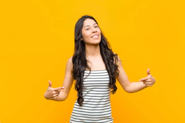 Mladá Hezká Latinská Žena Která Vypadá Pyšně Arogantně Šťastně Překvapeně — Stock fotografie