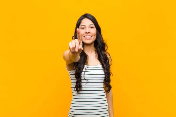 Junge Hübsche Lateinamerikanische Frau Lächelt Stolz Und Selbstbewusst Und Posiert — Stockfoto