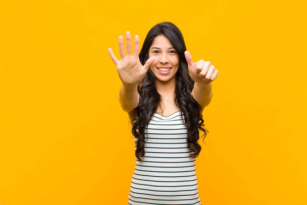 Jovem Mulher Latina Bonita Sorrindo Olhando Amigável Mostrando Número Seis — Fotografia de Stock