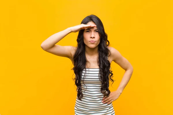 Jovem Bonita Mulher Latina Olhando Desnorteado Surpreso Com Mão Sobre — Fotografia de Stock