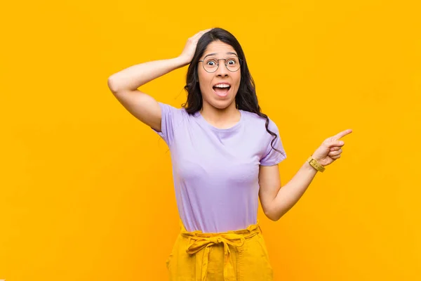 Jong Mooi Latijn Vrouw Lachen Kijken Gelukkig Positief Verrast Realiseert — Stockfoto