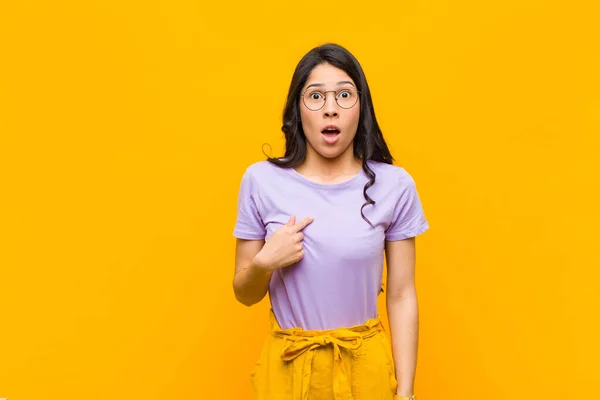 Giovane Bella Donna Latina Guardando Scioccato Sorpreso Con Bocca Spalancata — Foto Stock