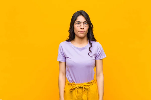 Ung Söt Latinamerikansk Kvinna Känner Sig Förvirrad Och Tveksam Undrar — Stockfoto