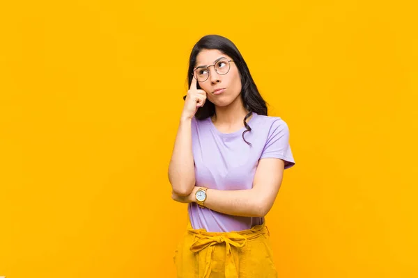 Giovane Bella Donna Latina Con Uno Sguardo Concentrato Chiedendosi Con — Foto Stock