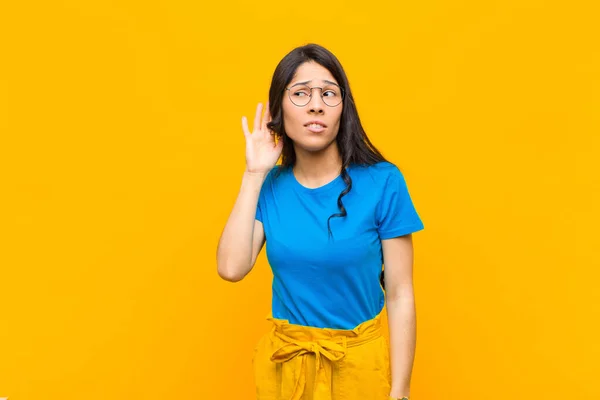 Ung Söt Latinamerikansk Kvinna Ser Allvarlig Och Nyfiken Lyssnar Försöker — Stockfoto