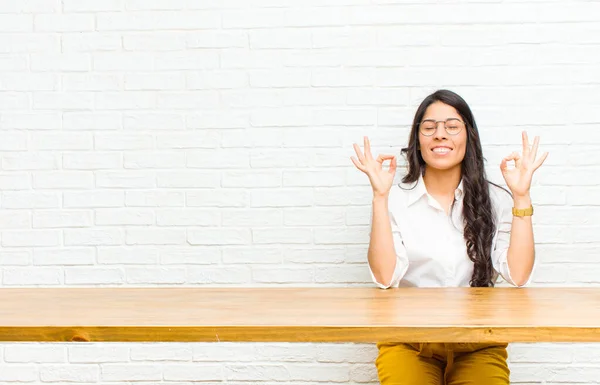 Joven Bonita Latina Buscando Concentrada Meditando Sintiéndose Satisfecha Relajada Pensando — Foto de Stock