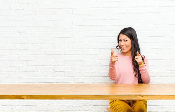 Joven Mujer Latina Bonita Sintiéndose Feliz Fresco Satisfecho Relajado Exitoso —  Fotos de Stock