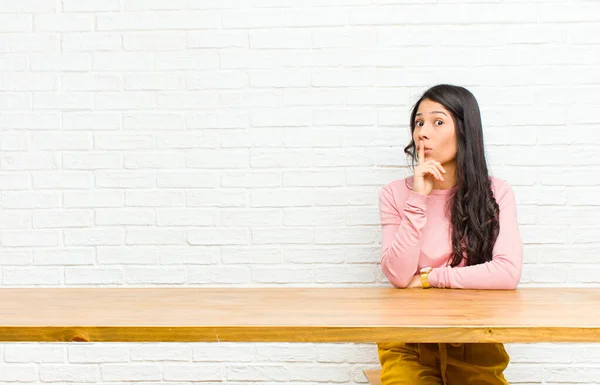 Ung Söt Latinamerikansk Kvinna Ber Tystnad Och Tystnad Gester Med — Stockfoto