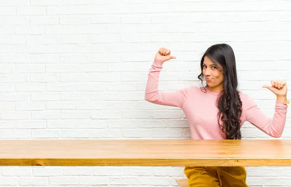 Junge Hübsche Lateinamerikanische Frau Die Stolz Arrogant Und Selbstbewusst Ist — Stockfoto