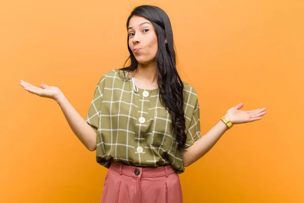 Giovane Bella Donna Ispanica Sentirsi Perplesso Confuso Dubitare Ponderare Scegliere — Foto Stock