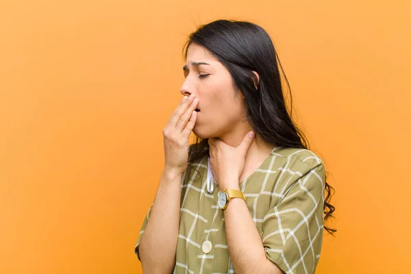 Jonge Mooie Spaanse Vrouw Zich Ziek Voelen Met Een Zere — Stockfoto