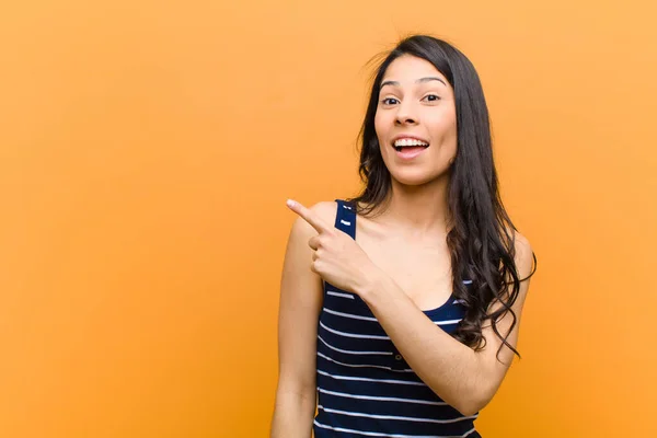 Jovem Mulher Hispânica Bonita Olhando Animado Surpreso Apontando Para Lado — Fotografia de Stock