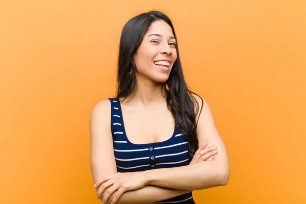 Jong Mooi Latino Vrouw Zoek Als Een Gelukkig Trots Tevreden — Stockfoto