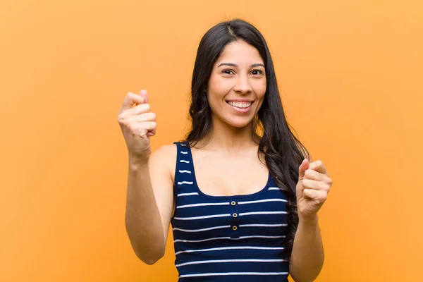 Молодая Довольно Латиноамериканская Женщина Чувствует Себя Счастливой Удивленной Гордой Крича — стоковое фото