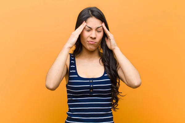 Ung Söt Latinamerikansk Kvinna Ser Stressad Och Frustrerad Arbetar Press — Stockfoto