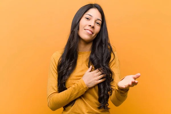 Junge Hübsche Hispanische Frau Fühlt Sich Glücklich Und Verliebt Lächelt — Stockfoto