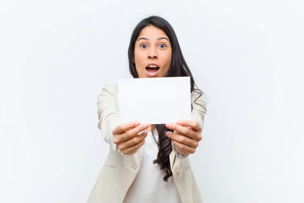 Junge Hispanische Hübsche Frau Mit Einem Plakat — Stockfoto