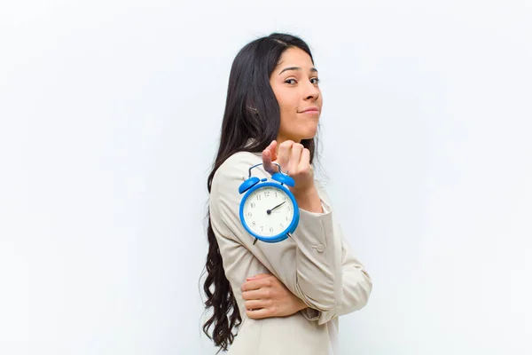 Jong Hispanic Mooi Vrouw Met Een Klok — Stockfoto