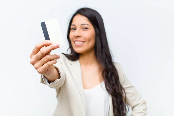 Jovem Hispânico Bonita Mulher Com Cartão Crédito — Fotografia de Stock