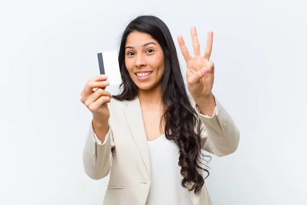 Giovane Ispanica Bella Donna Con Una Carta Credito — Foto Stock