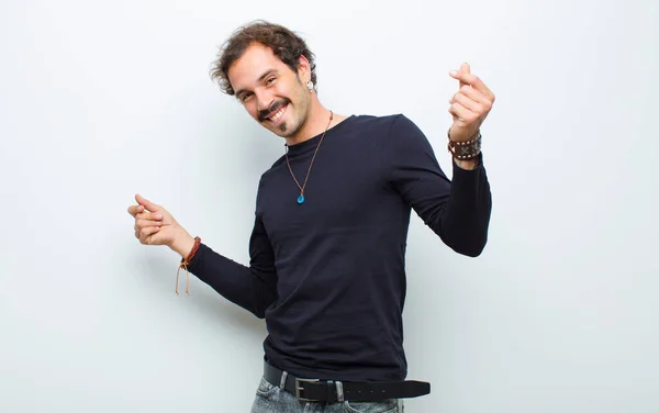 Jovem Bonito Homem Sorrindo Sentindo Despreocupado Relaxado Feliz Dançando Ouvindo — Fotografia de Stock