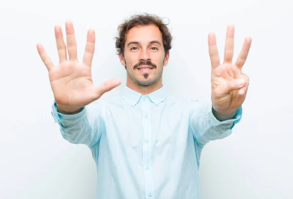 Junger Gutaussehender Mann Lächelt Und Sieht Freundlich Aus Zeigt Die — Stockfoto