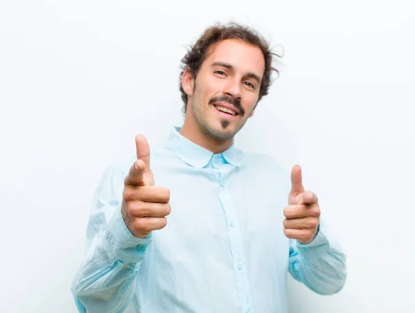 Joven Hombre Guapo Sentirse Feliz Fresco Satisfecho Relajado Exitoso Apuntando — Foto de Stock