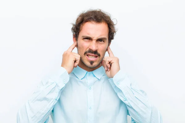 Jovem Homem Bonito Olhando Com Raiva Estressado Irritado Cobrindo Ambos — Fotografia de Stock