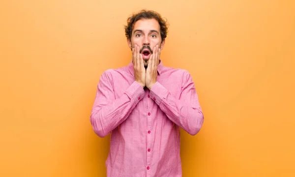 Jeune Homme Beau Sentant Choqué Effrayé Air Terrifié Avec Bouche — Photo