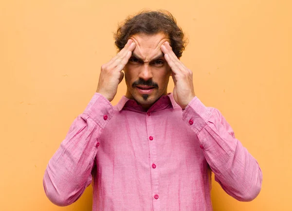 Jeune Homme Beau Regard Stressé Frustré Travaillant Sous Pression Avec — Photo