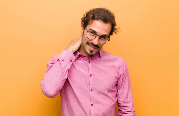 Jovem Homem Bonito Rindo Alegremente Confiantemente Com Sorriso Casual Feliz — Fotografia de Stock