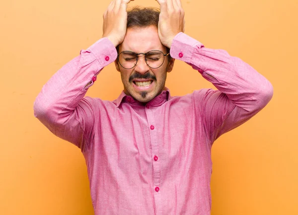 Jovem Bonito Homem Sentindo Estressado Ansioso Deprimido Frustrado Com Uma — Fotografia de Stock