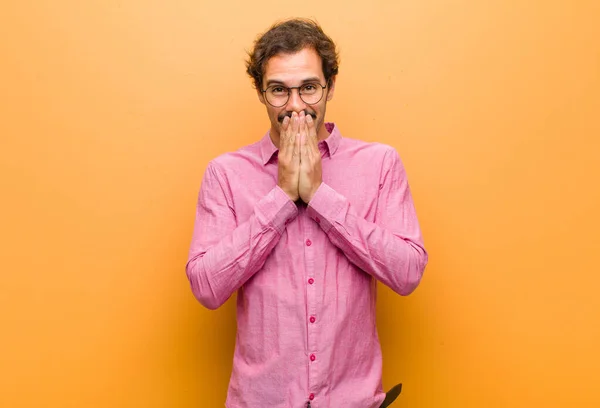 Joven Hombre Guapo Feliz Emocionado Sorprendido Sorprendido Cubriendo Boca Con —  Fotos de Stock