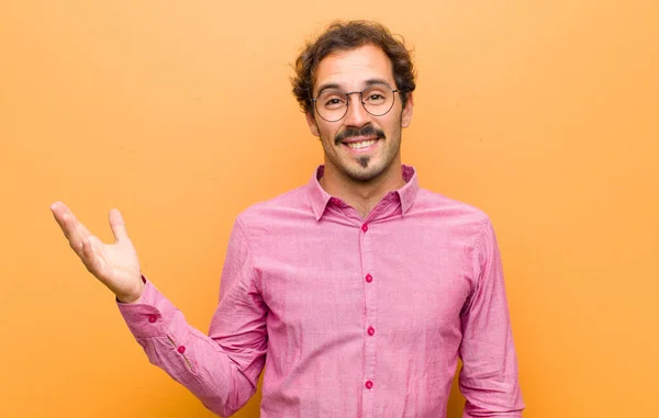 Jovem Homem Bonito Sentindo Feliz Surpreso Alegre Sorrindo Com Atitude — Fotografia de Stock