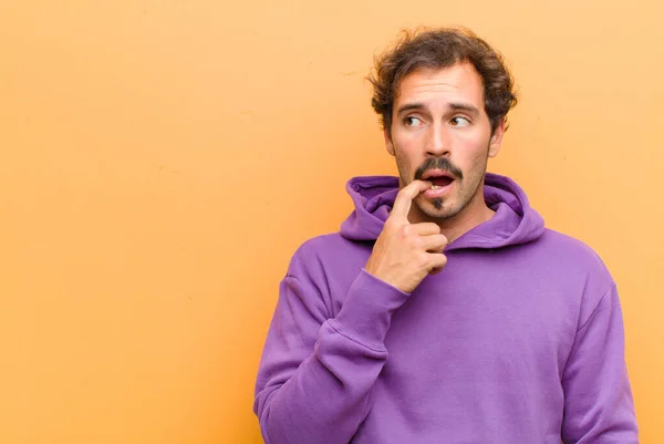 Junger Gutaussehender Mann Mit Überraschtem Nervösem Besorgtem Oder Verängstigtem Blick — Stockfoto