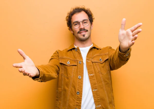 Joven Hombre Guapo Sonriendo Alegremente Dando Cálido Amistoso Cariñoso Abrazo — Foto de Stock