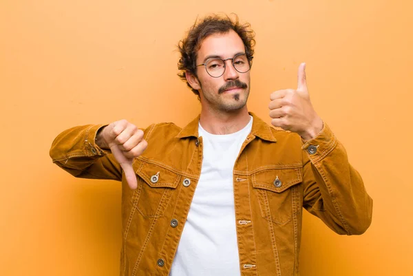 Joven Hombre Guapo Sentirse Confundido Despistado Inseguro Ponderando Bueno Malo —  Fotos de Stock