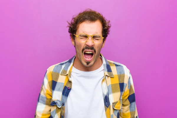 Jovem Homem Bonito Gritando Agressivamente Olhando Muito Com Raiva Frustrado — Fotografia de Stock