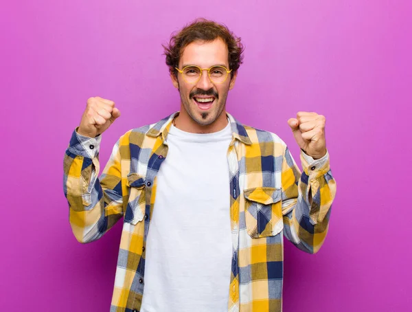 Junger Gutaussehender Mann Der Glücklich Überrascht Und Stolz Ist Schreit — Stockfoto