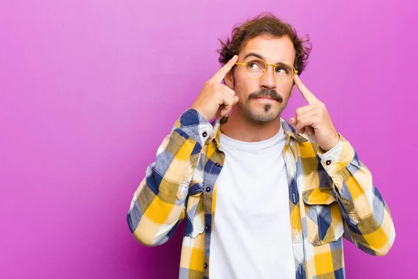 Jovem Homem Bonito Olhando Concentrado Pensando Duro Uma Ideia Imaginando — Fotografia de Stock